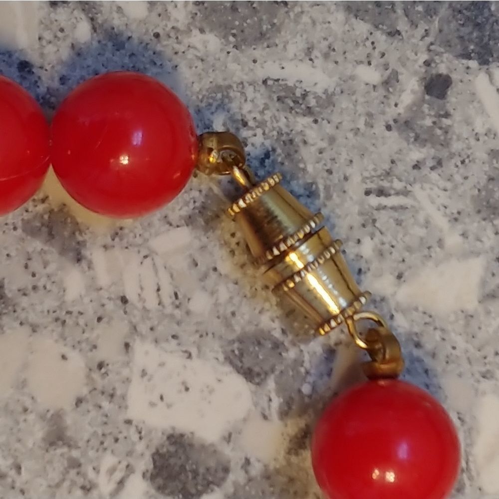 Vintage 60s Red Plastic Beaded Necklace - Picture 5 of 8